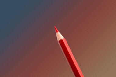 Beyaz arkaplanda kırmızı kalem