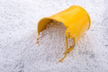 Metalden yapılmış eski tarz metal kovalar.