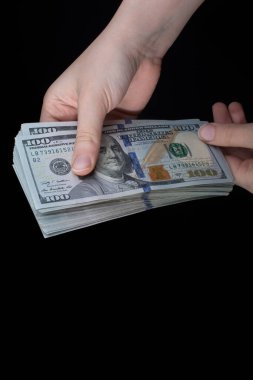 Beyaz arka planda el ele tutuşan Amerikan doları banknotları