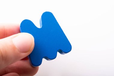 El ele tutuşma mektubu. Tahtadan M harfi.