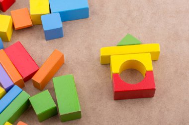 Kahverengi arkaplanda renkli yapı taşları