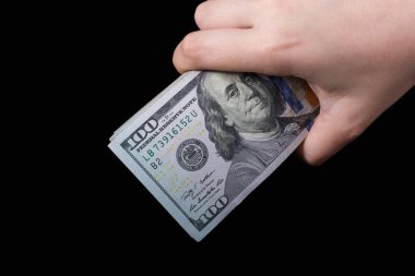 Beyaz arka planda el ele tutuşan Amerikan doları banknotları