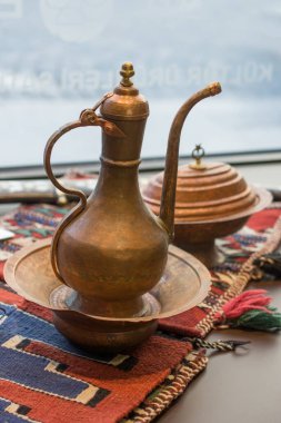 Antika pazarında doğu usulü antik metal sürahi.