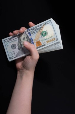 Beyaz arka planda el ele tutuşan Amerikan doları banknotları