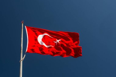 Gökyüzünde beyaz yıldız ve ay bulunan Türk ulusal bayrağı