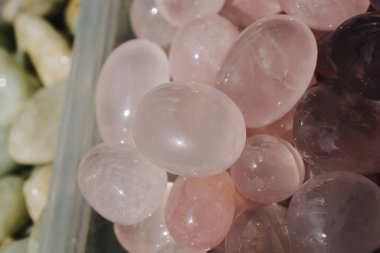 Mineral kaya numunesi olarak Rose Quartz 'ın değerli taşı yuvarlandı