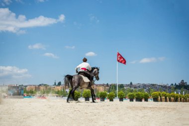 Türk erkeği ve binicisi etnik kıyafet örnekleri