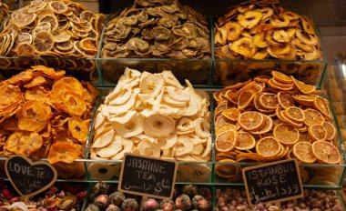 Çarşıda atıştırmalık gibi çeşitli kurutulmuş meyveler