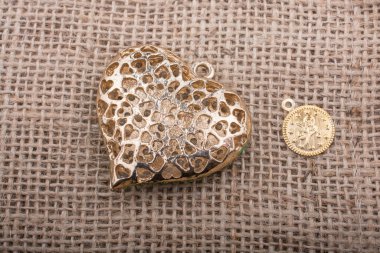 Kalp şeklinde renkli dekoratif nesneler