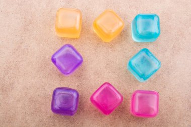 Kahverengi arka planda sahte renkli buz küpleri