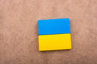 Kahverengi arka planda tahta bloklar