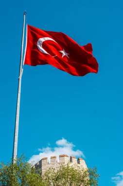 Bir kule üzerinde açık havada Türk ulusal bayrak asmak