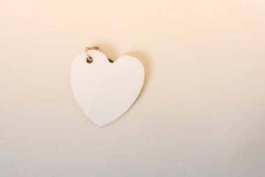 Beyaz arkaplanda kalp şeklinde beyaz nesne görünüyor