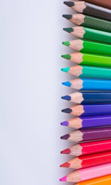Beyaz arkaplana çeşitli renklerin renk kalemleri