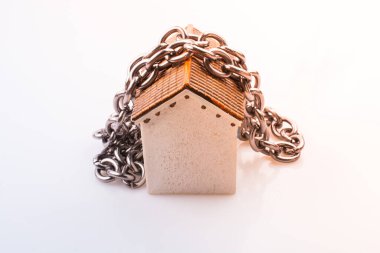 Manzaranın etrafında küçük bir ev zinciri