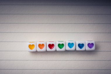 Kağıt üzerinde kalbi olan renkli küpler.