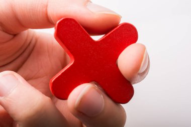 Tahtadan yapılmış X harfi küpü.