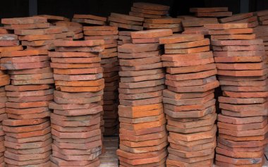 İnşaat amacıyla stokta bir sürü tuğla var.