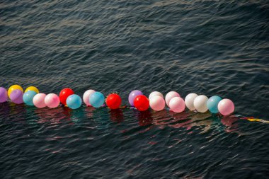 Atış menzilindeki balonlar sudaki hedefler gibi