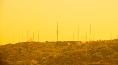 İstanbul, Camlica 'da mavi gökyüzünde TV kuleleri