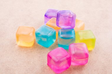 Kahverengi arka planda sahte renkli buz küpleri