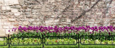 Aynı tip ve taştan yapılmış duvar.