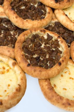 Türk usulü düz ekmek peynir ile kaplı