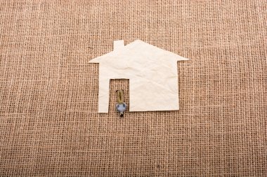 Adam heykelcik ve bir ev şekil dışarı-in kağıt kesme