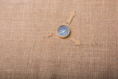 Tablo arkaplanındaki pusula ve kağıt ok