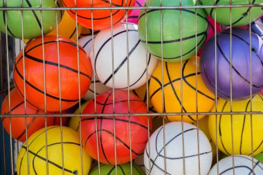 Arkaplan olarak çeşitli renklerde lastik top