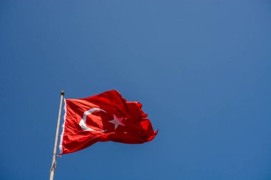 Kırmızı Türk bayrağı, arka planda mavi gökyüzü.