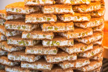 Türkiye 'nin geleneksel Kadayif tatlısı fındık tozuyla servis edilir.