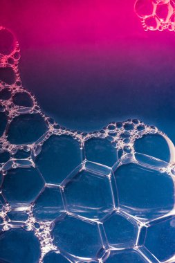 Su tabanında yağ kabarcıkları oluşmuş.