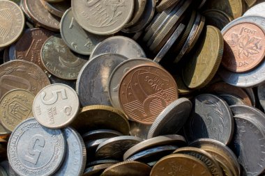 Çeşitli para birimlerinin eski metal para koleksiyonları