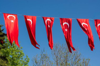 Türk ulusal bayrağı açık havada sallanıyor