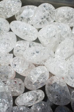 Doğal mineral kaya numunesi olarak kristalize kuvars (taş-kristal) değerli taş