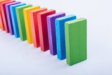 Renkli Domino Blokları beyaz bir arka plan üzerine yerleştirilir