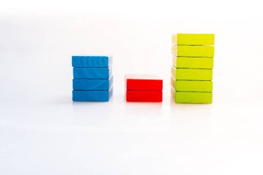 Renkli Domino Blokları beyaz bir arka plan üzerine yerleştirilir