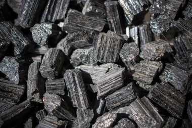Doğal kaya örneği - ham siyah Tourmaline kristali (Schorl) değerli taş