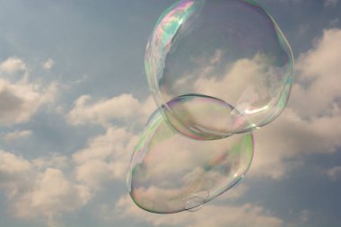 Patlamış sabun köpükleri havada süzülüyor.