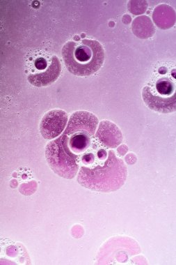 Su tabanında yağ kabarcıkları oluşmuş.