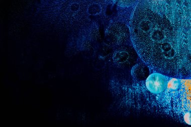 Su tabanında yağ kabarcıkları oluşmuş.