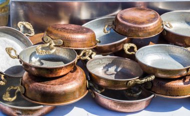 Yeni metal tavalar yemek takımı olarak