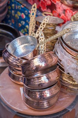 Görünürde bir tencere nesnesi olarak metal tava