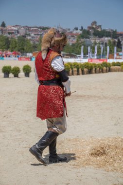 Manzarada geleneksel Türk şapkası takan bir adam