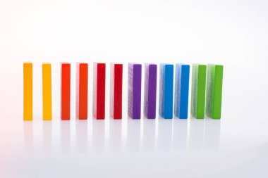 Beyaz arkaplanda renkli Domino Blokları