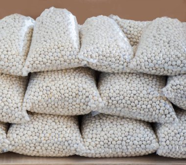 Plastik ambalajlı beyaz fasulyeler