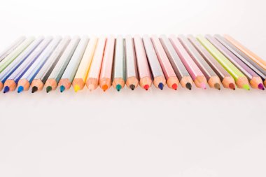 Beyaz arkaplanda çeşitli renk kalemleri