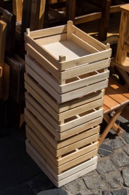 Markette satılık ahşap sandık.