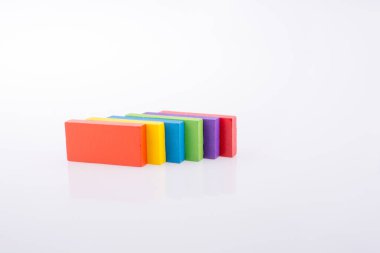 Beyaz arkaplanda çok renkli domino taşı